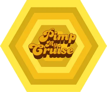 Geel zeshoekig logo met de tekst Pimp My Cruise in retroletters