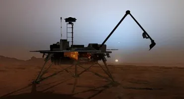 De Phoenix-lander op het roodbruine Marsoppervlak in de schemering, met de robotarm uitgestrekt